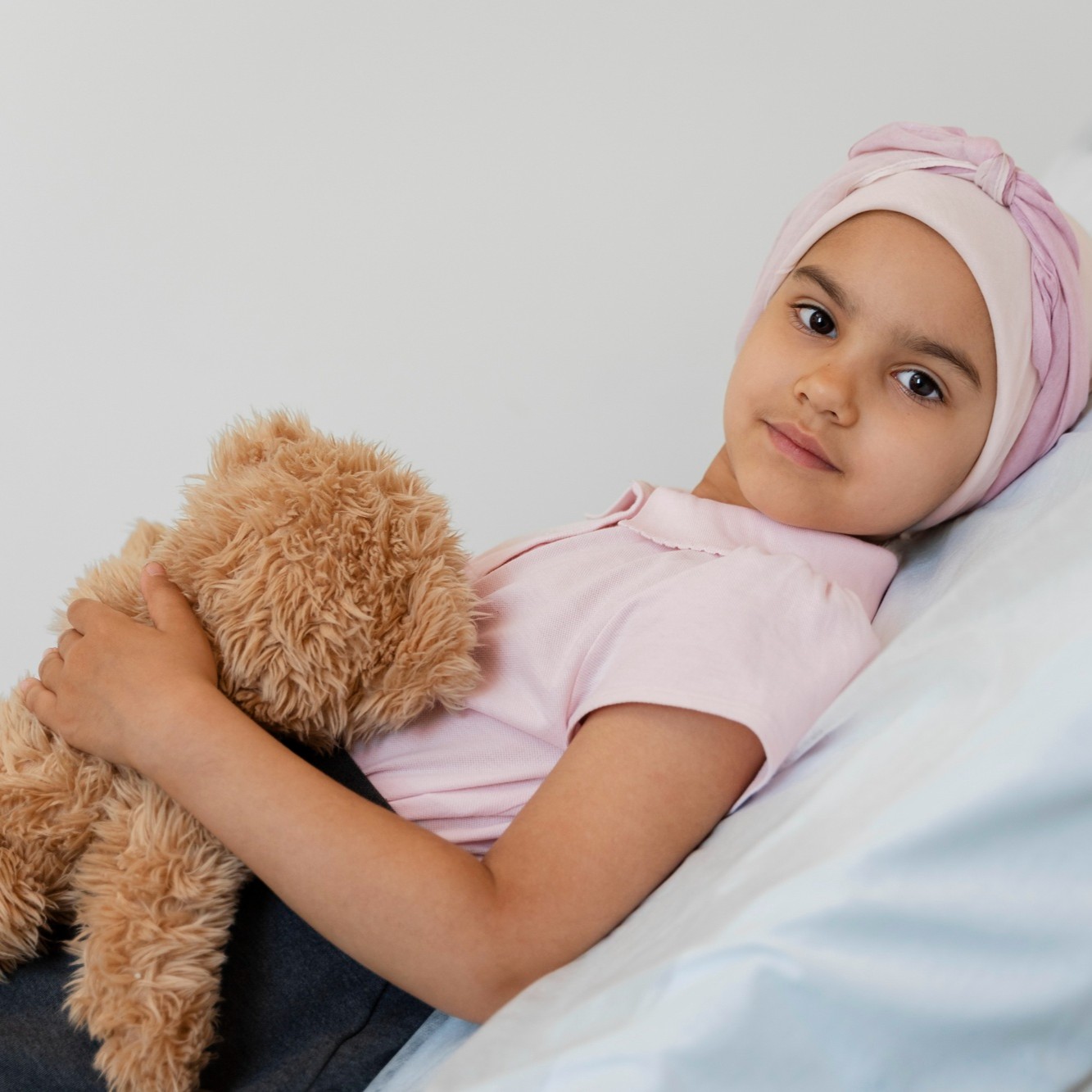 Enfant souriant tenant une peluche